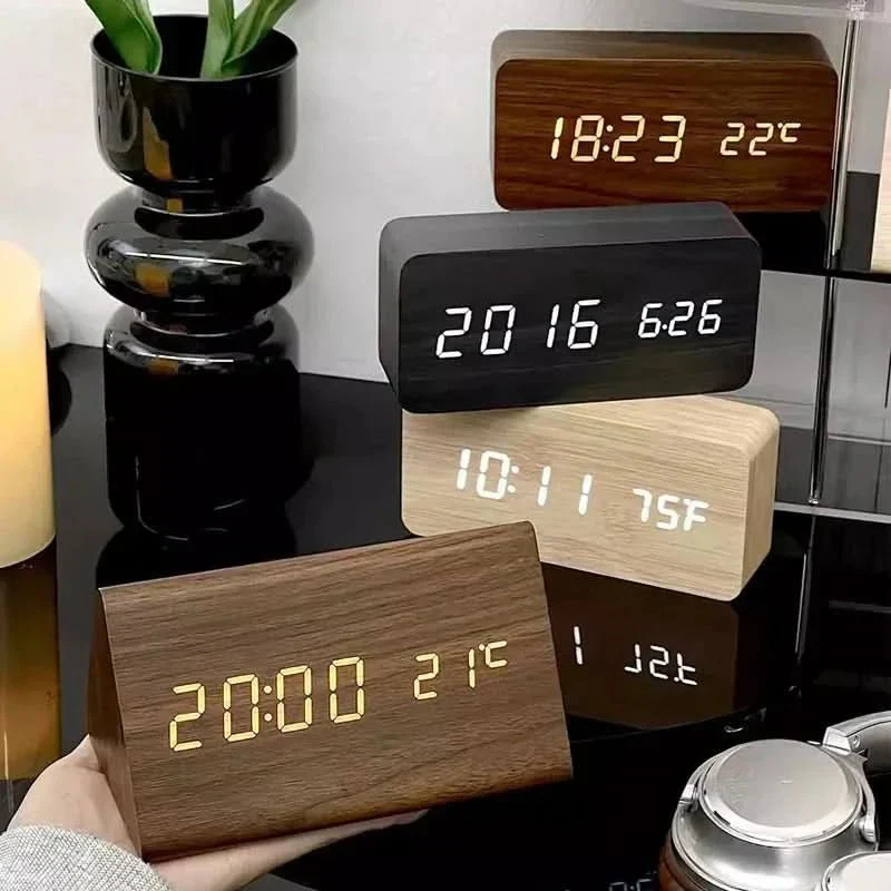LED alarm clock | Wood-effect design | Dimmable display | Temperature display | Futura
